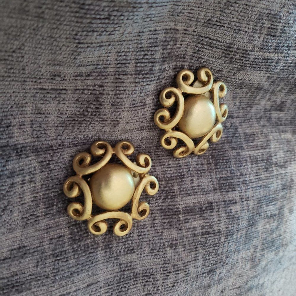 Donna Karan LARGE Gold Tone Clip On Earrings Vintage - Picture 2 of 3